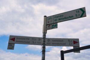 Mehr über den Artikel erfahren Der Wartbaum in Windecken und die Hohe Straße